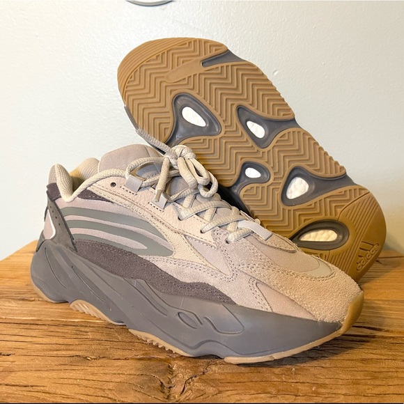 Yeezy 700 - Picture 2 of 12